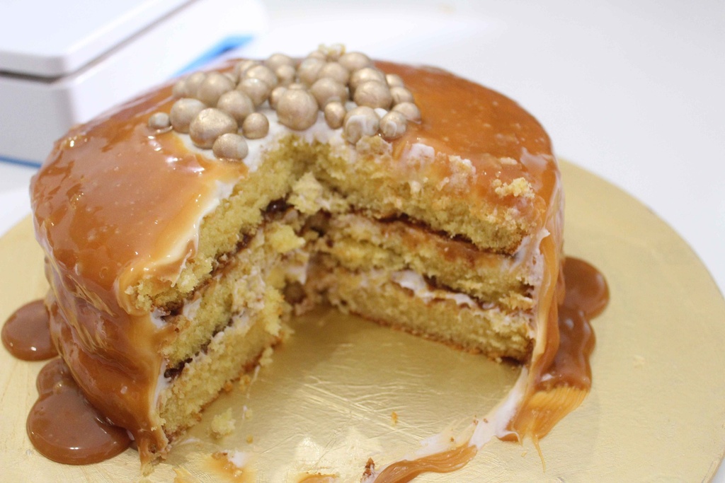 Caramel Crunch & Lotus Cake
